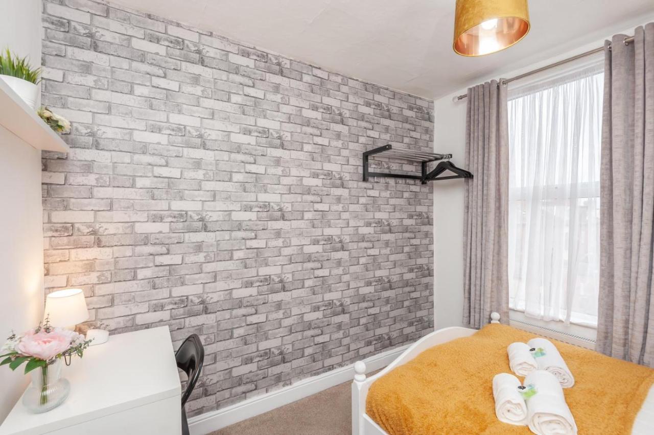 Leeds 4-Bed House - Sleeps 9 Free Parking & Wifi别墅 外观 照片