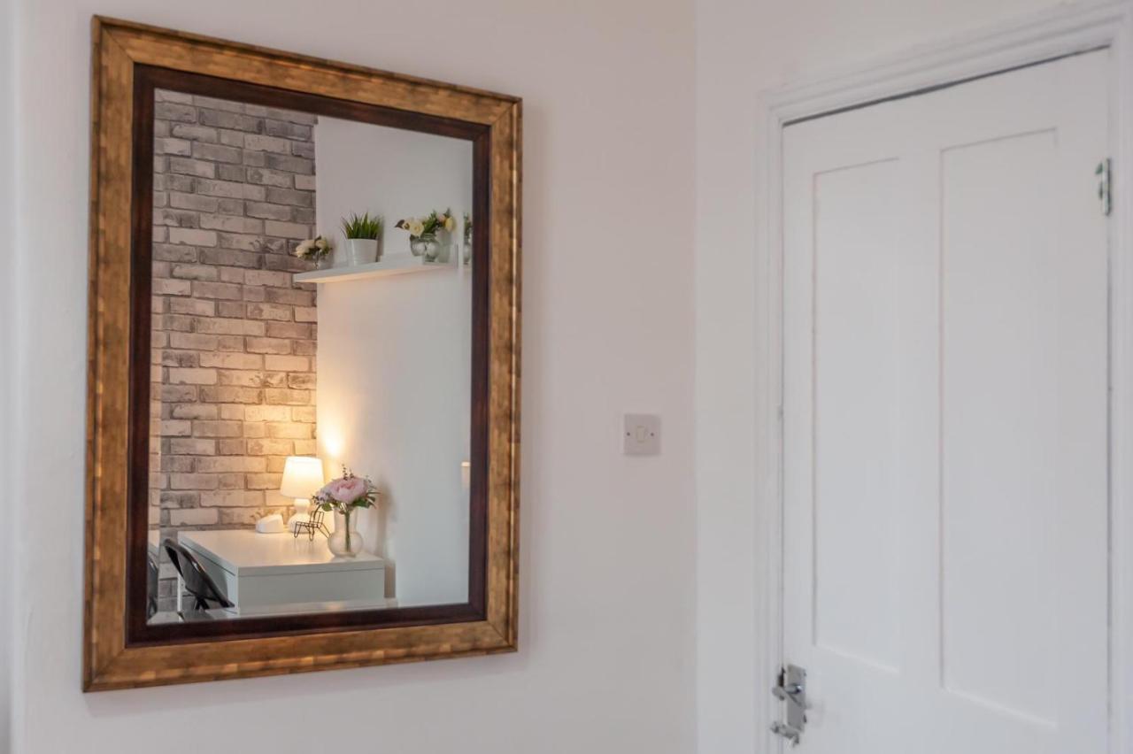 Leeds 4-Bed House - Sleeps 9 Free Parking & Wifi别墅 外观 照片