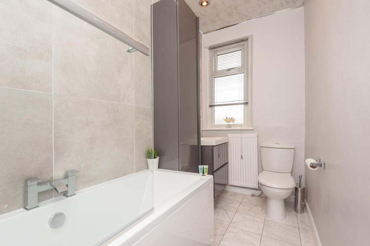 Leeds 4-Bed House - Sleeps 9 Free Parking & Wifi别墅 外观 照片
